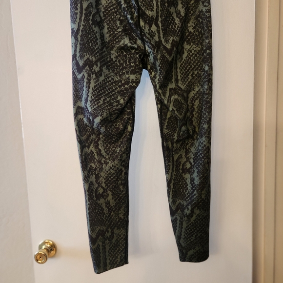 Snakeskin Print Leggings - Picture 5 of 5